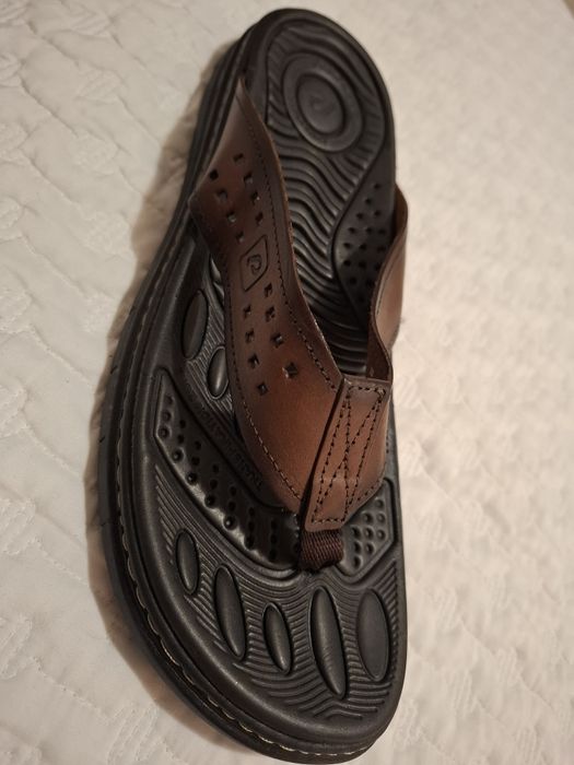 Chinelo marca pegada novo,n⁰ 45 Portugal,n⁰43 no Brasil.