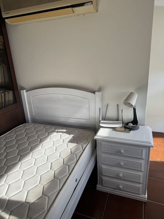 Cama c/ colchão e mesa de cabeceira