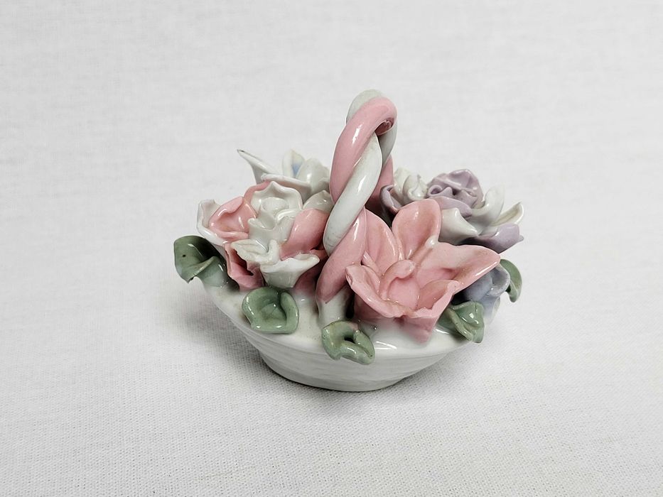 Koszyczek Porcelanowy z Kwiatami – Kompozycja Florystyczna