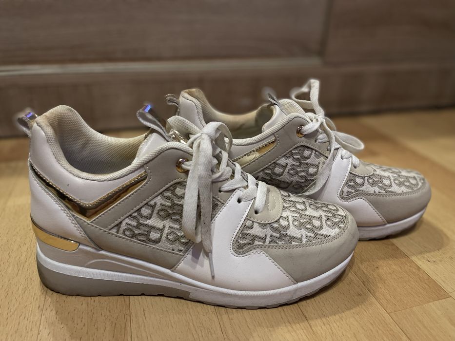 Buty damskie na koturnie.