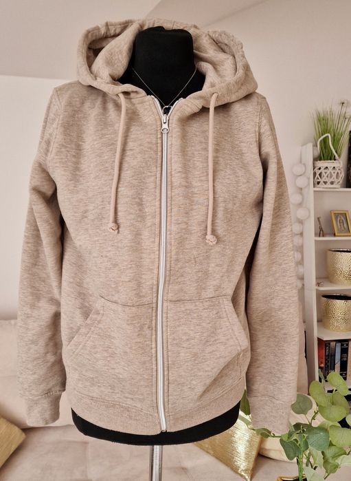Bluza rozpinana z kapturem.