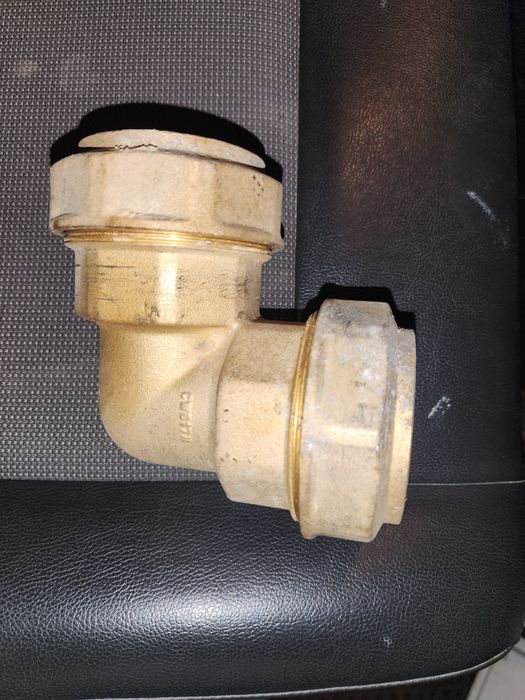 Joelho de latão de 63