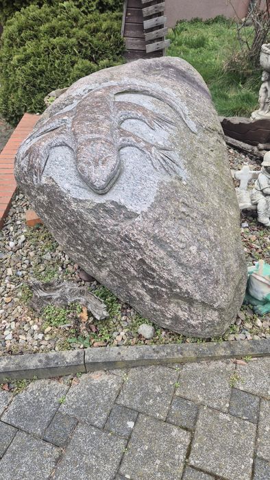 Ozdoby głaz ogrodowy duzy kamień z wyrzeźbioną jaszczurka ozdobą
