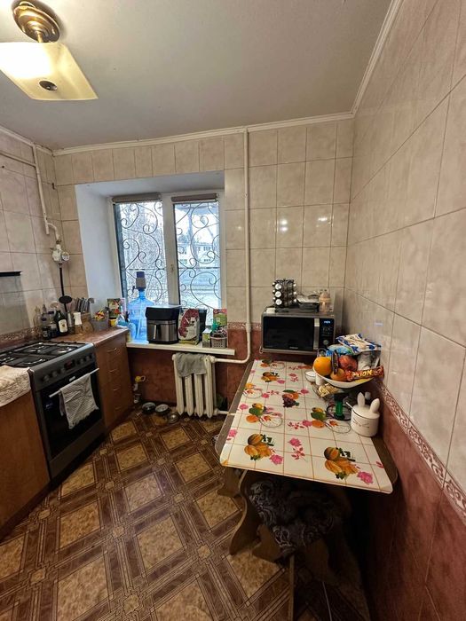 Продаж двокімнатної квартири на молодіжному з прибудованою комерцією