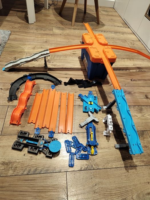 Hot wheels skrzyneczka + różne elementy