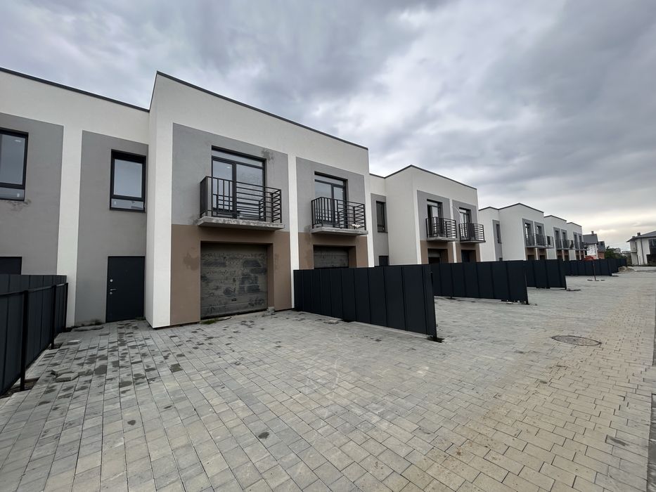 Таунхаус з гаражем Готовий до ремонту.Підведені всі комунікації