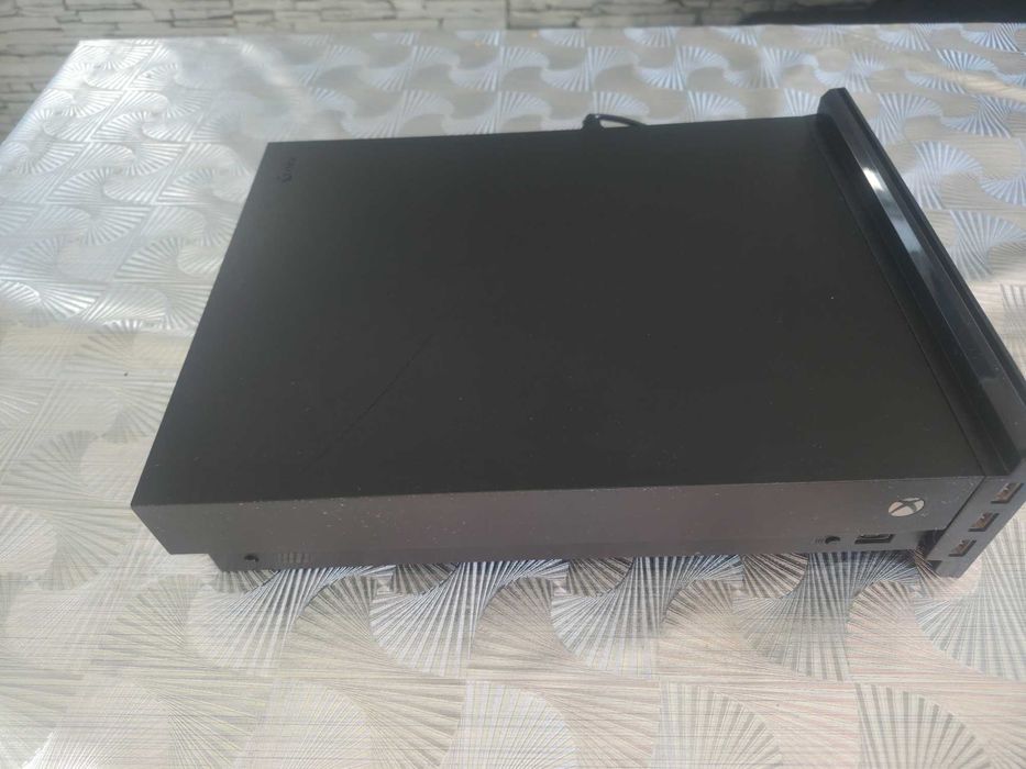 Xbox One X plus dwa pady 1TB