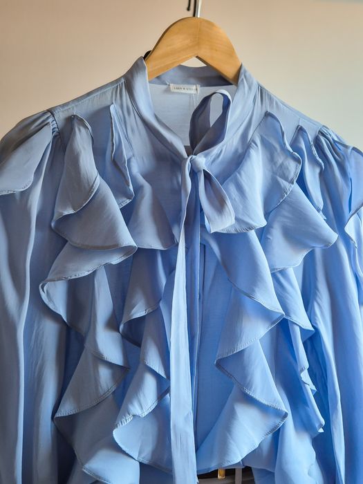 Elegancka koszula damska oversize baby blue z falbanką kokardą wiosna