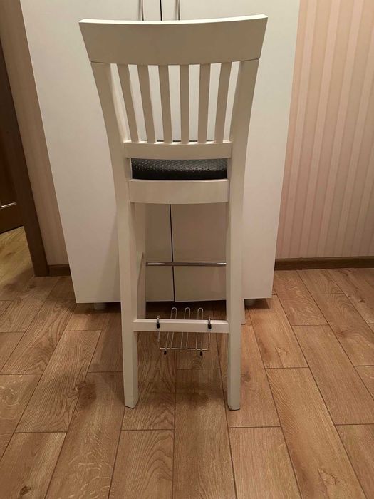 Барний стілець із натурального бука 2000 грн.