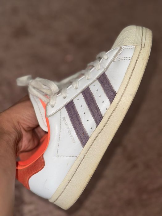 Damskie kultowe sneakersy Adidas Superstar