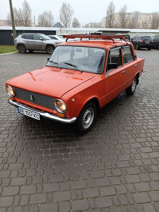 Продається ВАЗ 21013, 1983 року випуску, з бензиновим двигуном 1.2 л. Для своїх років авто добре збереглося, хоча, як і всі машини такого віку, має певні вікові особливості.

Кузов не гнилий, пороги та дно рідні, не варилися. У 90-х роках автомобіль був оброблений пушсалом.

Встановлена нова гума ,нові диски,новий акумулятор VARTA . Мінялося масло " ZIC" та фільтри. На підлозі зроблена шумоізоляція під ковриками,музика,підлокітник,дефлектори окон.

Двигун, світло, все працює.
Один власник з моменту покупки.

Переоформлення, документи в повному порядку Страховка ARX свежая 2025 .09******90 Віталій