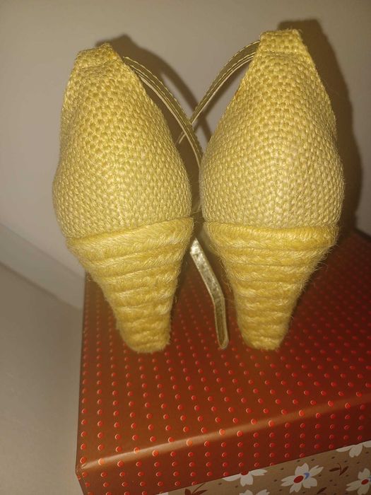 Sandalias douradas de cunha da Zara