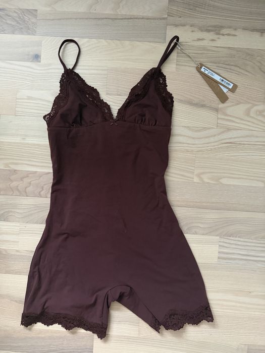 SKIMS fit everybody lace triangle onesie - комбінезон коричневий