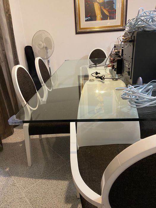 Mesa, cadeiras e aparelhagem em bom estado