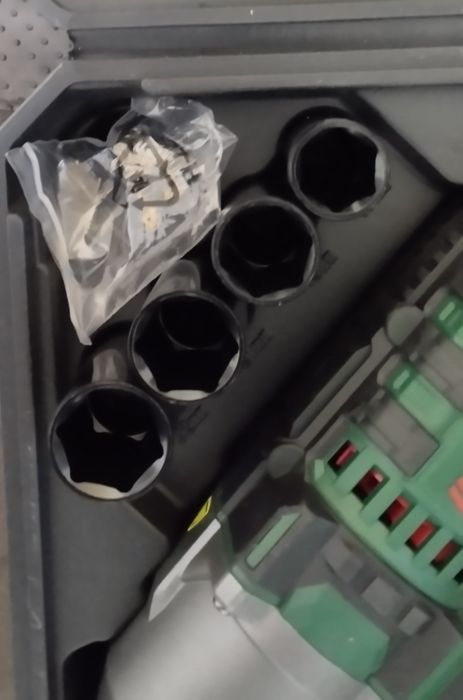 Aparafusadora de impacto giratória elétrica