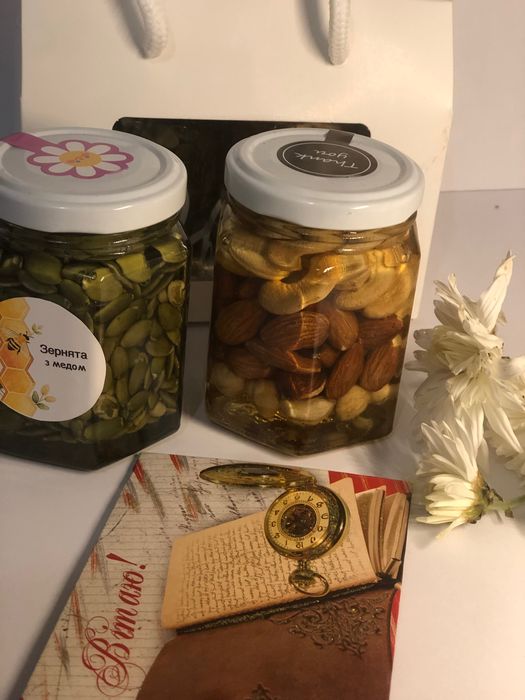 Горішки та зернята в меду