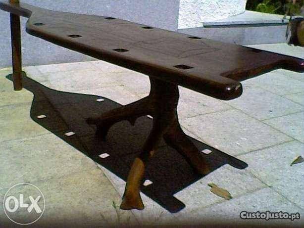 Mesa artesanal em madeira (peça única)