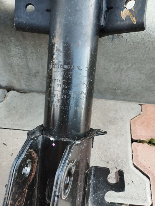 Передній амортизатор Renault Master 3