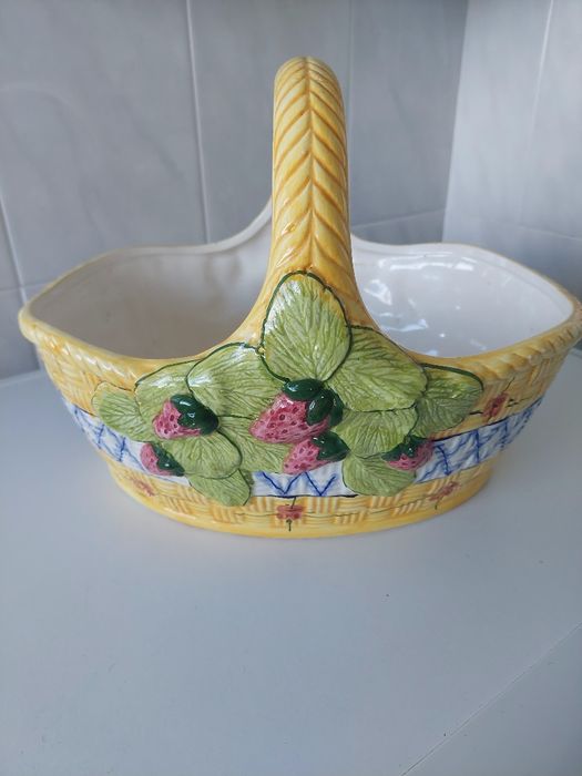Ceramic fruit bowl with handle.433491435565230081