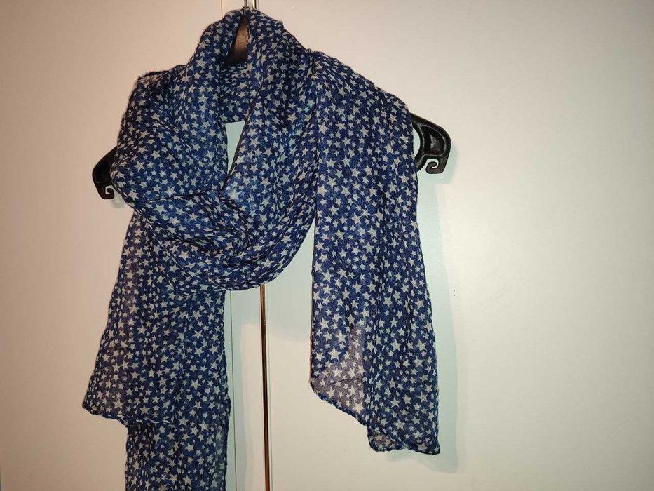 Шаль, палантин із жатої легкої тканини, в білих зірочках.