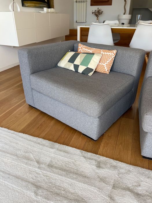 Sofá 2,80X95 cm e 2 pequenos modulares em cinza forrados a tecido