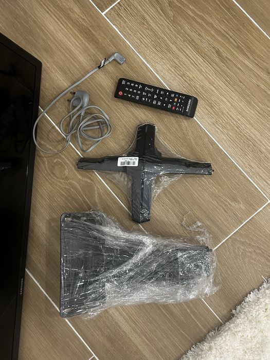 Televisão Samsung UE40J5200AW + suporte para parede
