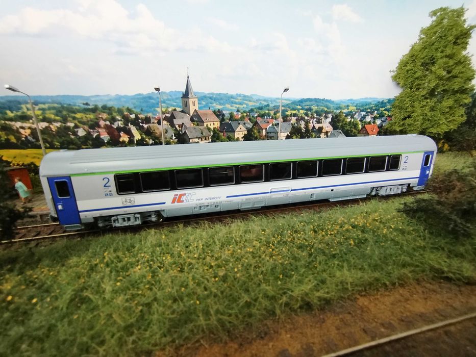piko wagon pasażerski Intercity PKP ciemny pas