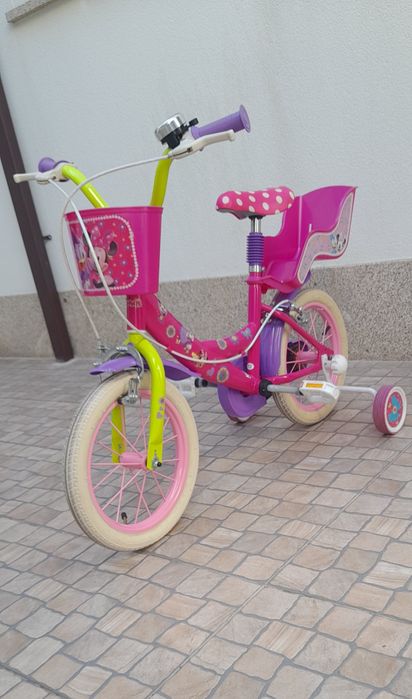 Bicicleta de criança. Primeiras pedaladas.