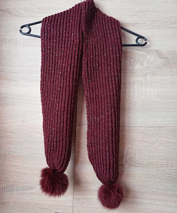 Bordowy szalik z pomponami i srebrną nitką