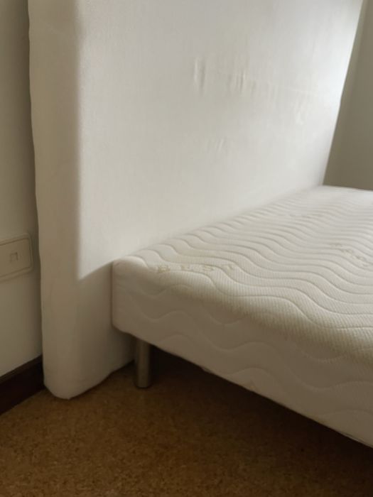 Cama com cabeceira em tecido
