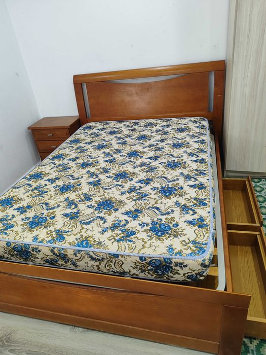 Vendo cama de casal condição/muito conservada  , sem a base do colchão