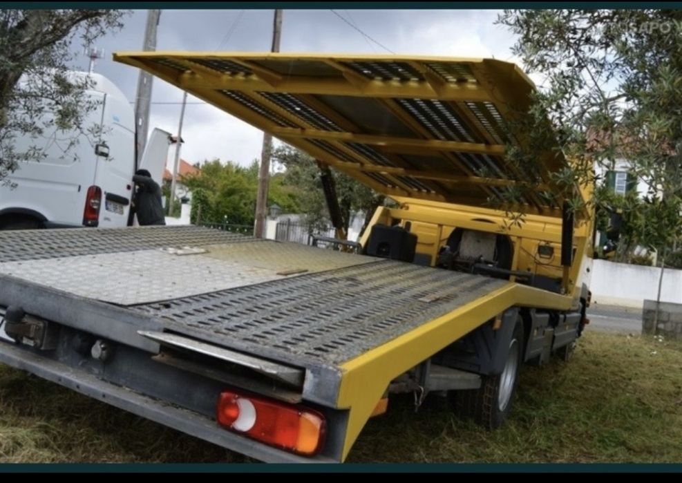 Mercedes Atego 818 Pronto Socorro tranporta 3 Carros.