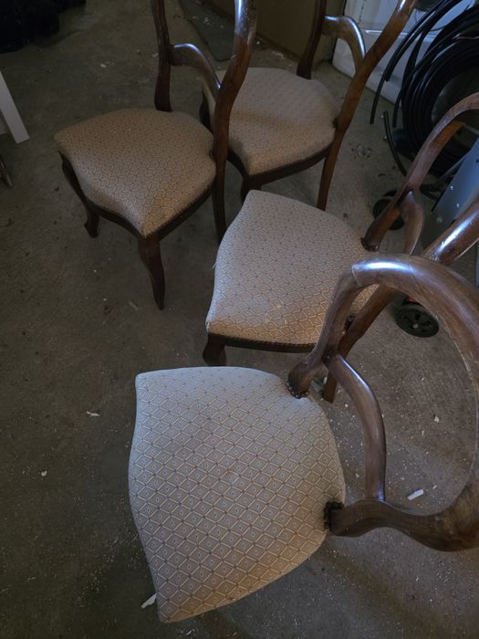 Mesa com quatro cadeiras antigas