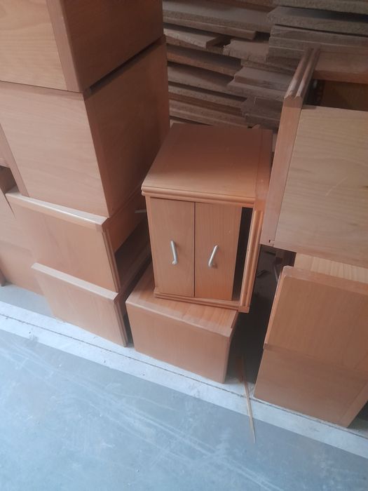 Vendo Cama, secretária  e móveis de quarto