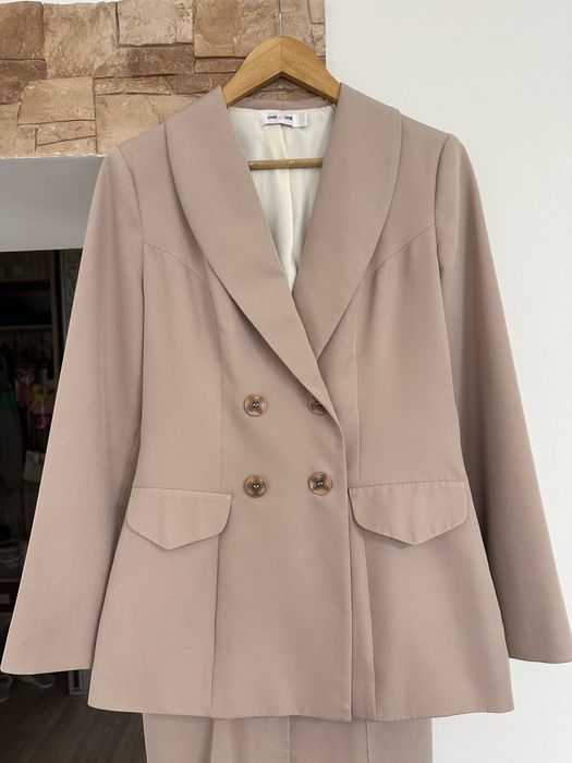 Класичний бежевий костюм One by one