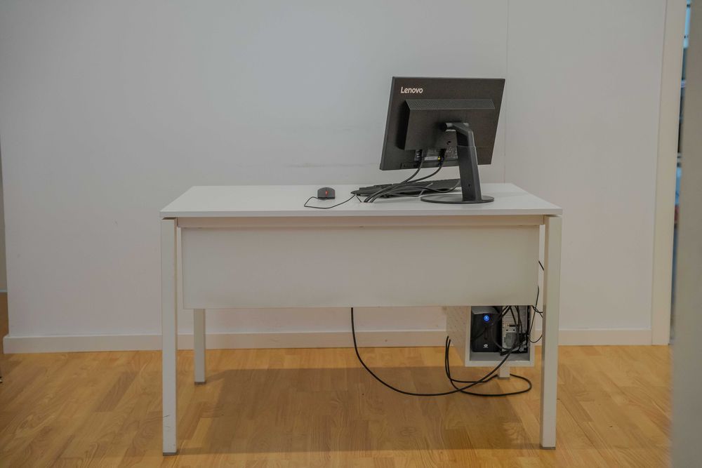 Mesa com base de computador