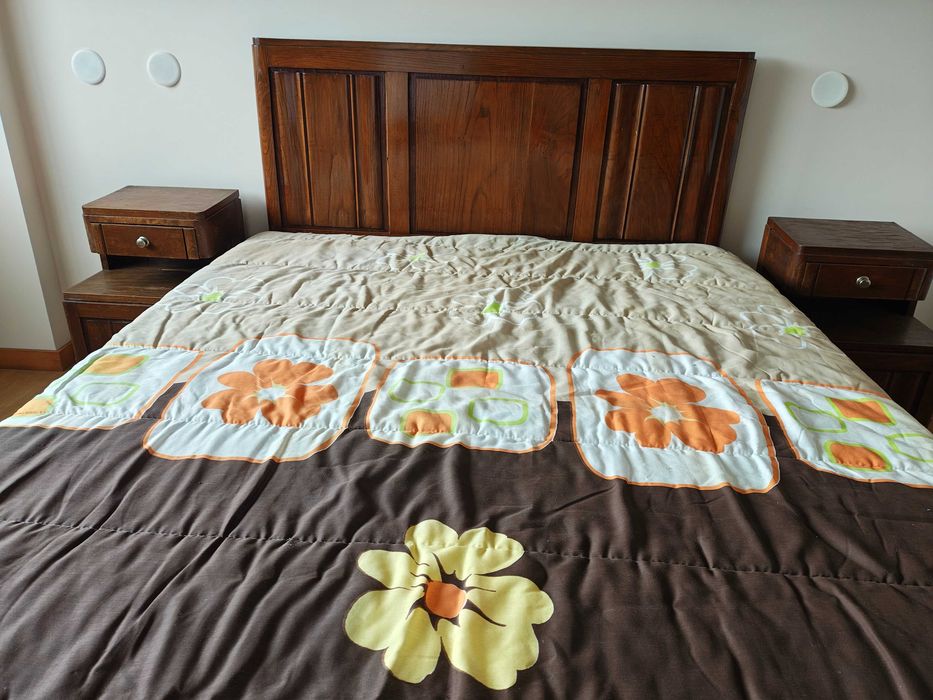 Cama de casal antiga em madeira + 2 mesas de cabeceira