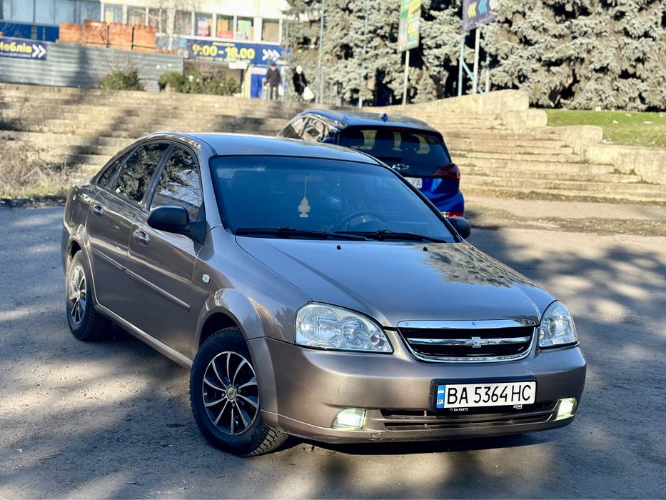 Продам комфортний автомобіль Шевроле Лачетті 1.6 2007 рік випуску. Максимальна комплектація з робочим кондиціонером, електропідйомниками та підсилювачем керма та багато ін. Машина у хорошому їздовому стані, Жодних вкладень не потребує, своєчасне обслуговування. Двигун, коробка, ходова без нарікань і в ідеальному стані.Двигун працює ідеально - весь сухенький, не димить, тяне як положено, масла не бере - місяць назад пройдене ТО - заміна ремня ГРМ, масла, фільтра та антіфріза. Коробка вмикається дуже легенько, 5 тис тому поміняно щеплення. Нова зимова гума 2025 року на гарних титанових дисках. Кондиціонер холодить, Пєчка гріє як положено, в салоні тепло і комфортно. Зроблений розвал-сходження, звійсно після ремонту ходової. Кому цікаво звоніть. Ціна 3200$ , самий низ ринку, Документи повний порядок, будь який вид переоформлення. Всім мирного неба.