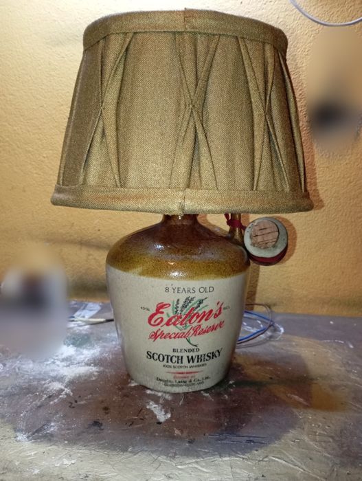 Candeeiro com garrafa de whisky antiga