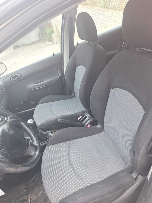 Carrinha citadina, 1.4 HDI , económica, prática, confortável, de fácil condução.