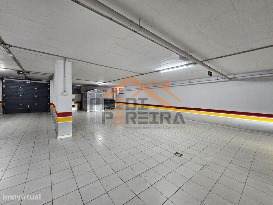 Situado nas Colinas do Cruzeiro, T2 com parqueamento para duas viat...
