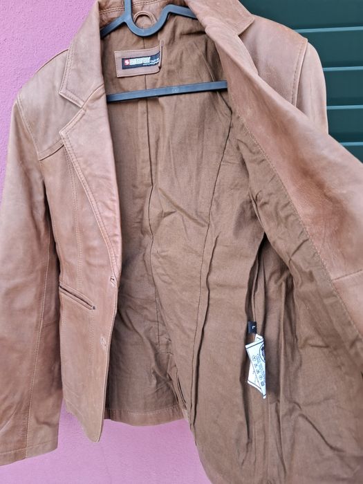 Caso estilo pele em castanho, tamanho L