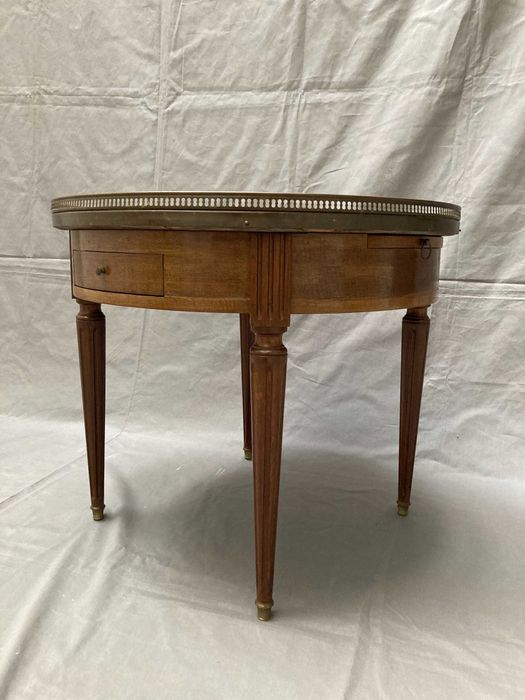 okrągły stolik kawowy z marmurowym blatem