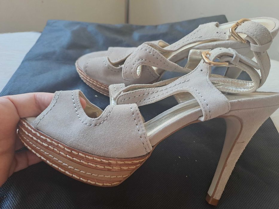 Sandálias em camurça, cor crú - Mr. CAT Brasil