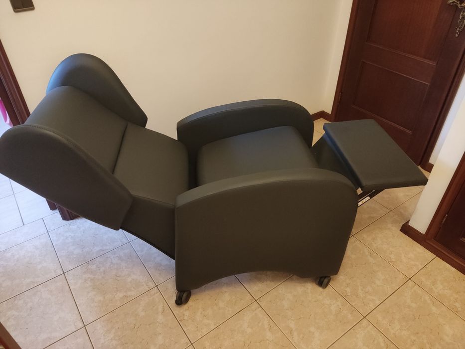 Cadeirão relax geriátrico com orelhas e rodas, como novo
