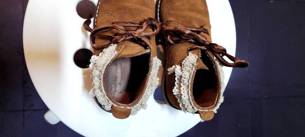 Botas castanhas com bordado, de menina
