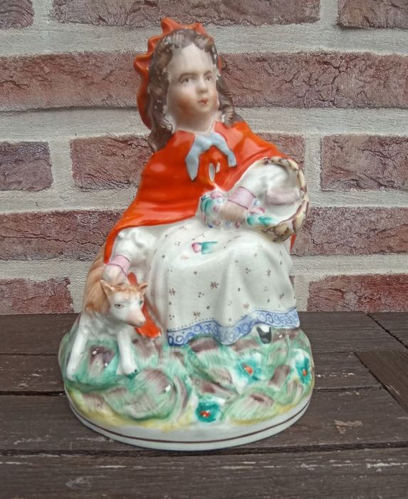 статуэтка  красная шапочка  Стаффордшир,