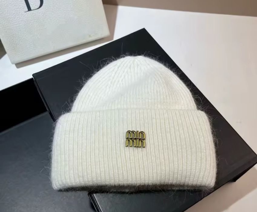 Шапка жіноча біла