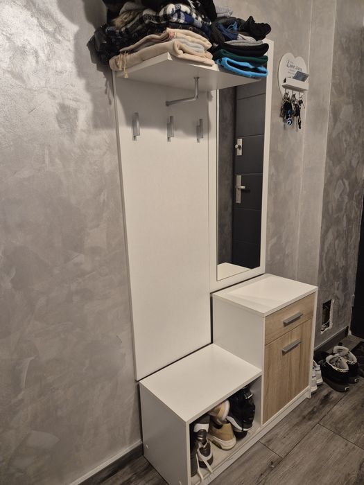 Wieszak na kurtki z półką i szafką na buty