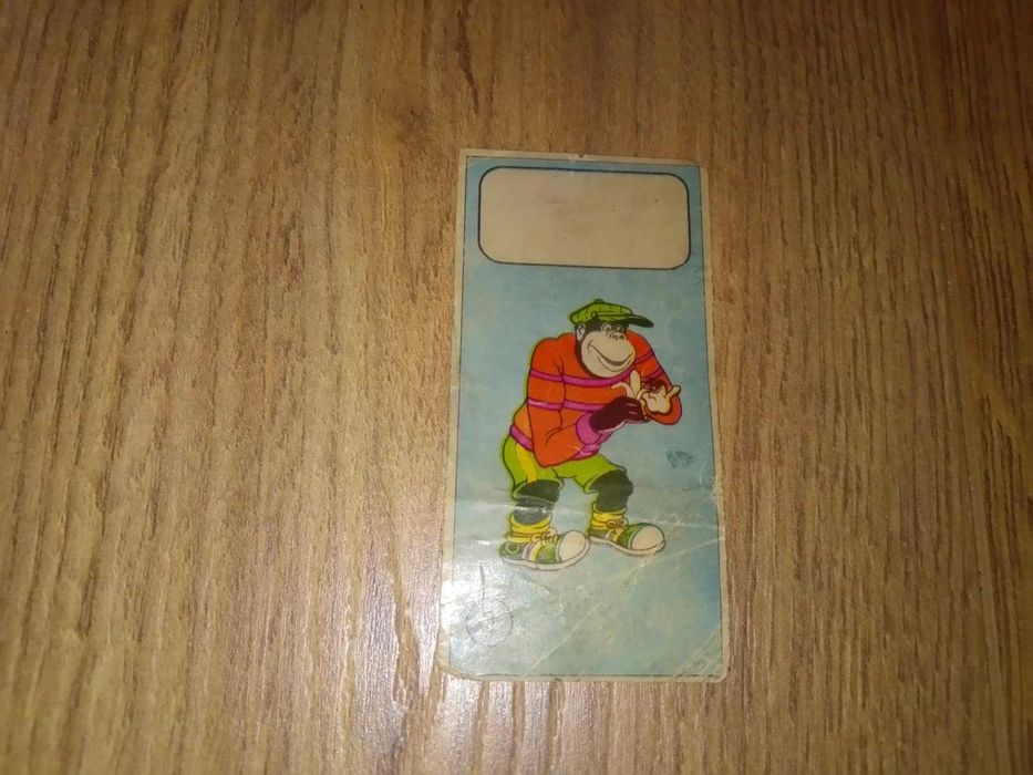 Karta naklejka z lat 90 małpa w ubraniu w czapce PRL Vintage